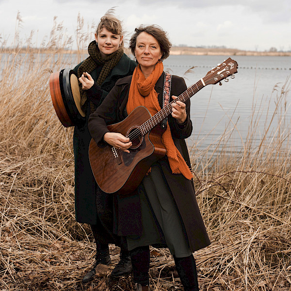 The Lasses met Ver Weg Dichtbij Verlangen naar Ierland en Schotland bij Rabo Theater De Meenthe